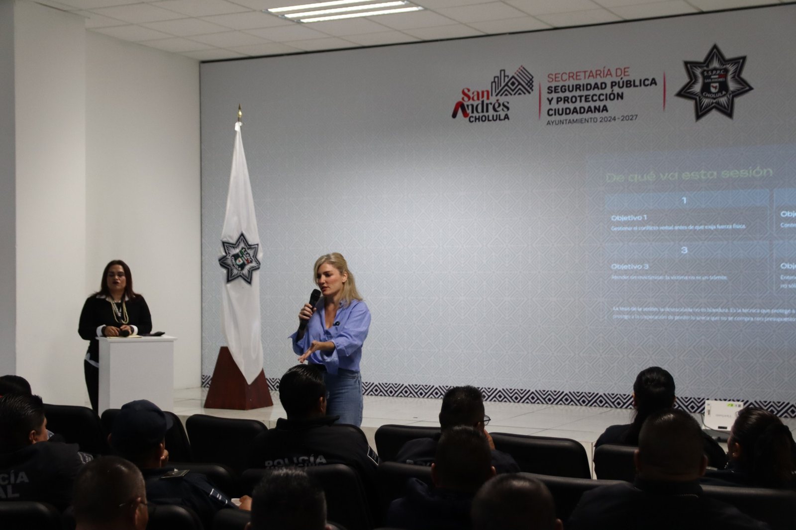 Thaís Armengol impartiendo la capacitación sobre comunicación y desescalada a la policía municipal de San Andrés Cholula