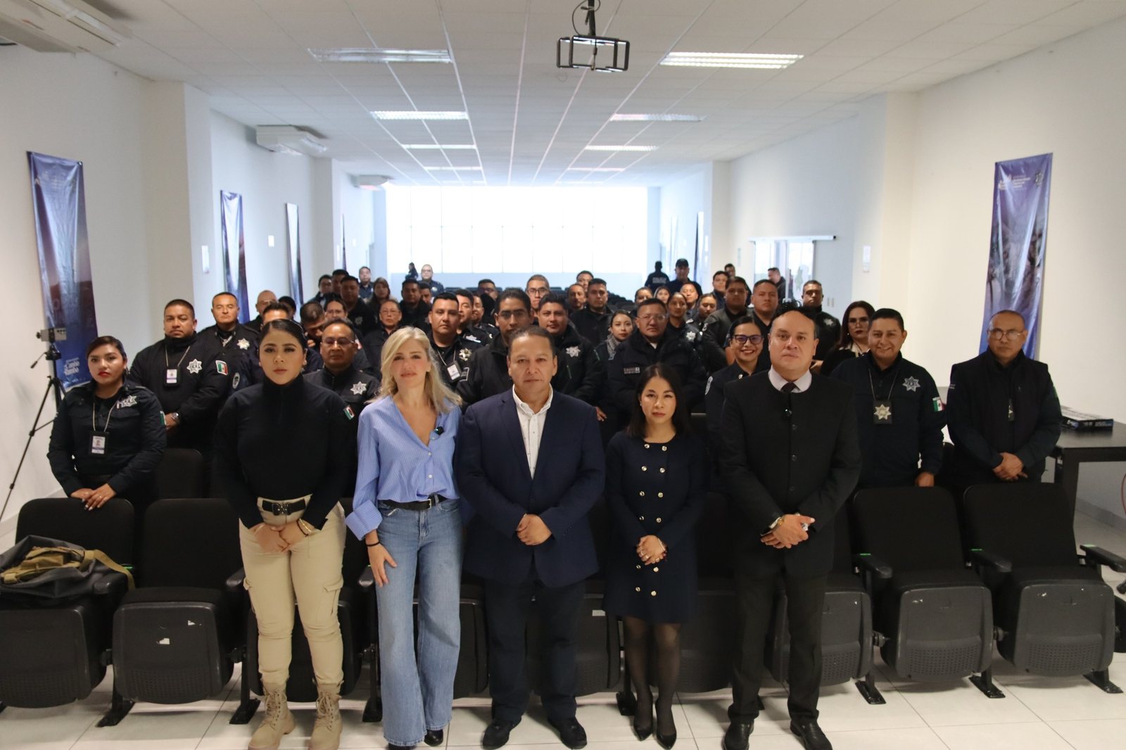 Fotografía de grupo con la plantilla y los mandos de la policía municipal de San Andrés Cholula tras la capacitación