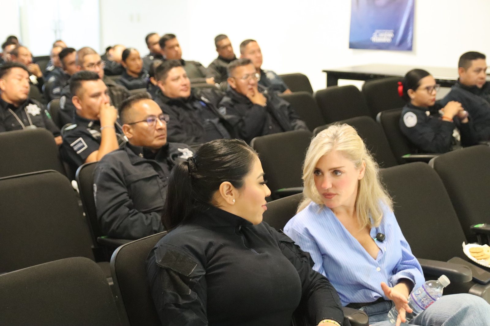 Thaís Armengol conversando con una oficial entre los agentes asistentes a la capacitación en San Andrés Cholula