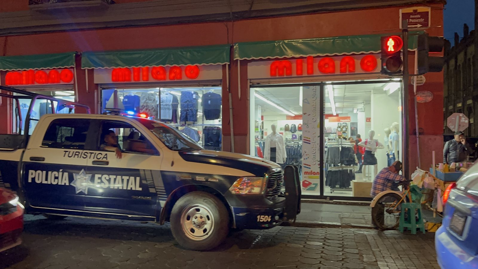 Unidad de la Policía Estatal Turística desplegada entre los puestos de ropa del mercado ambulante de Puebla