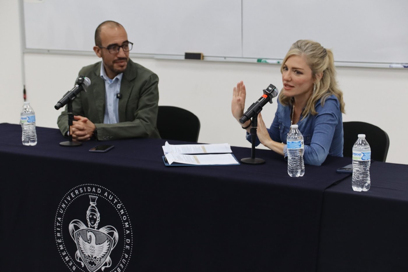 Thaís Armengol durante la conferencia en el Instituto de Ciencias de Gobierno y Desarrollo Estratégico de la BUAP