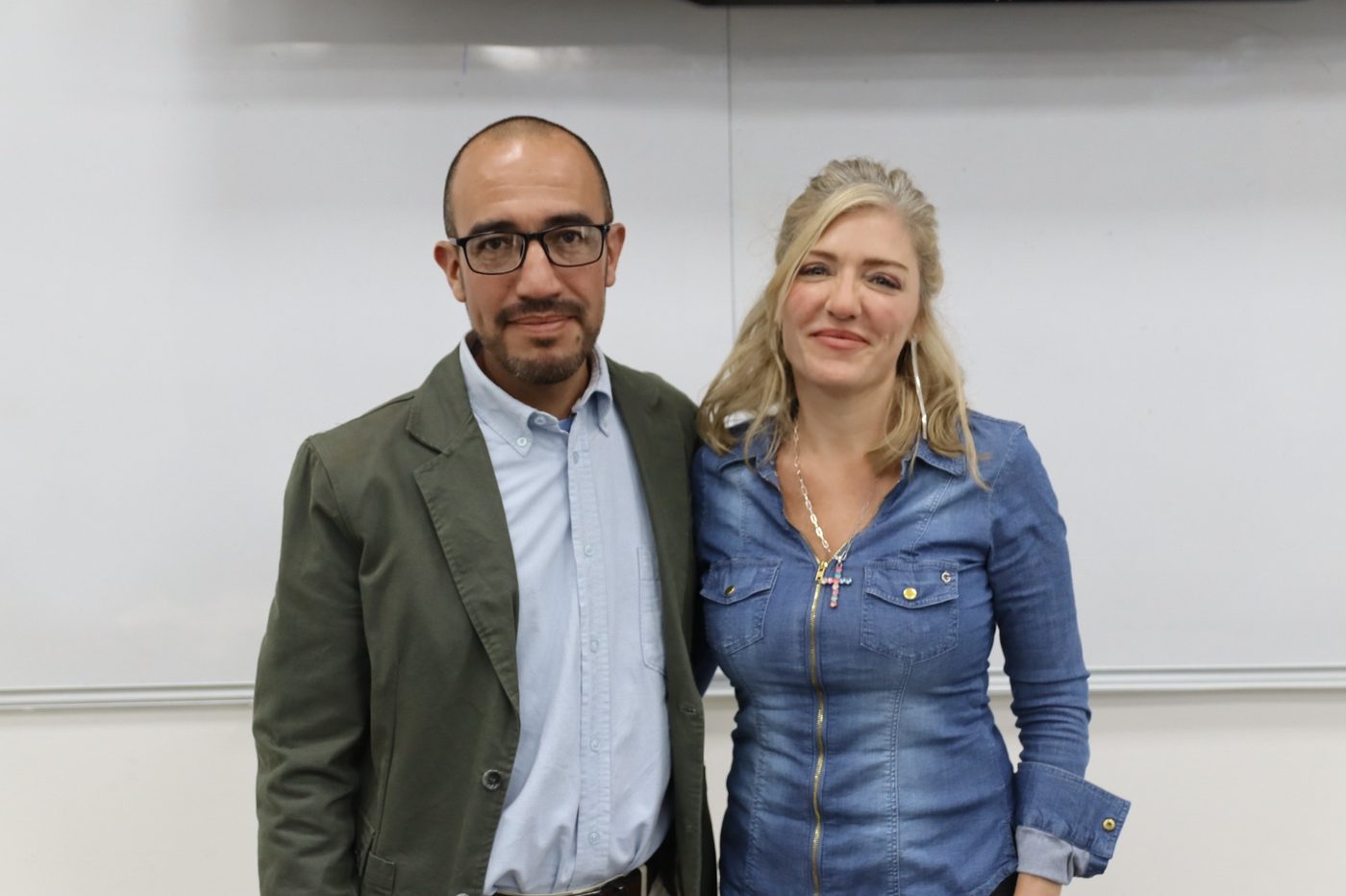 Thaís Armengol junto al moderador de la conferencia en la BUAP