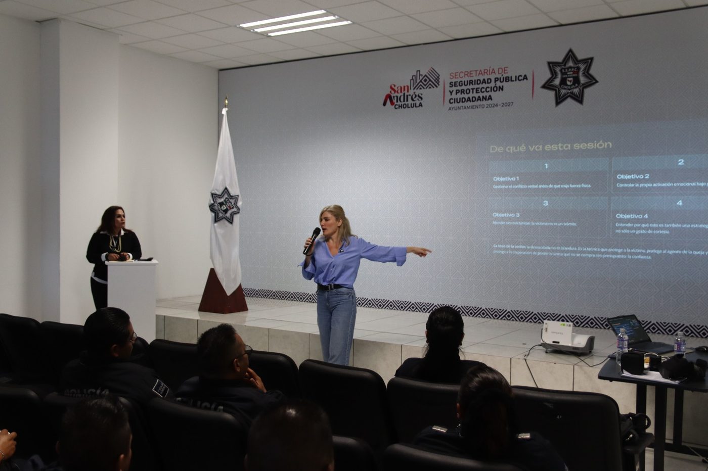 Thaís Armengol impartiendo la capacitación intermunicipal en San Andrés Cholula