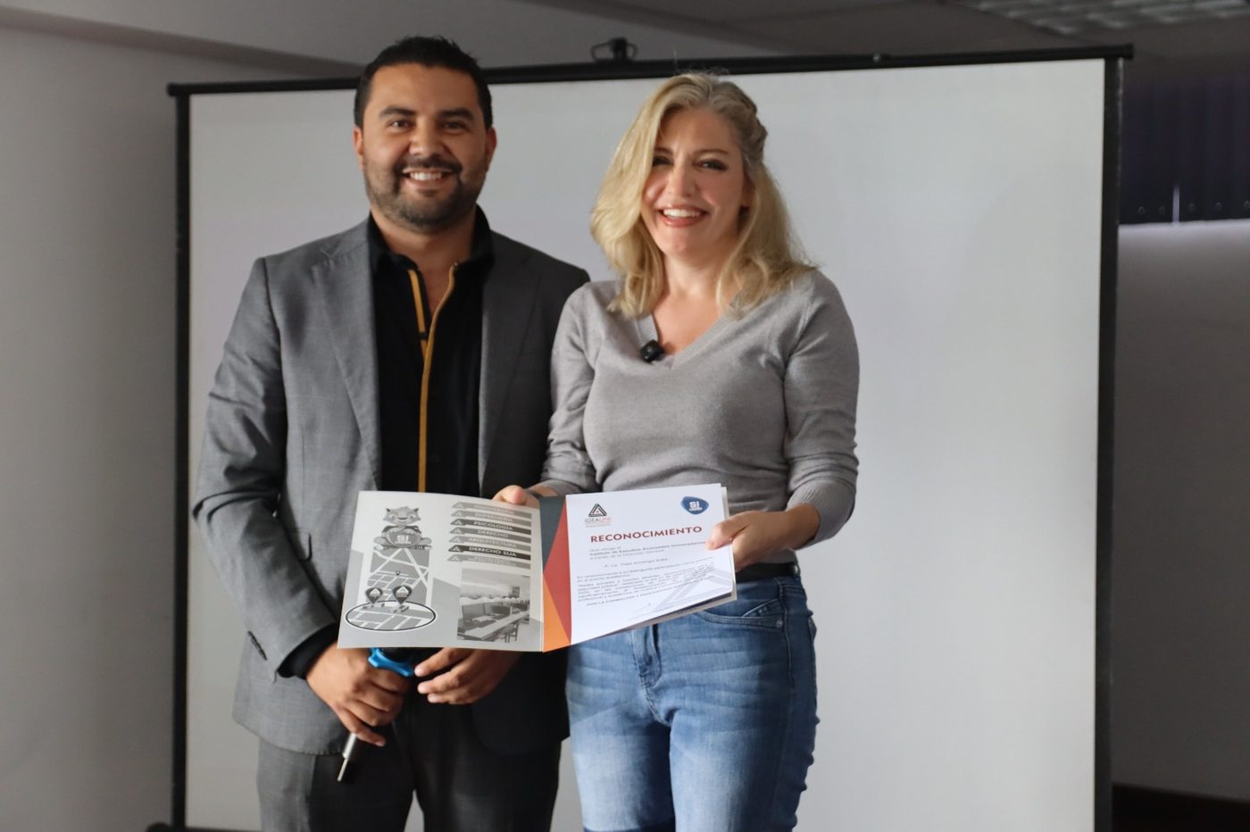 Entrega del reconocimiento de IDEAUNI a Thaís Armengol