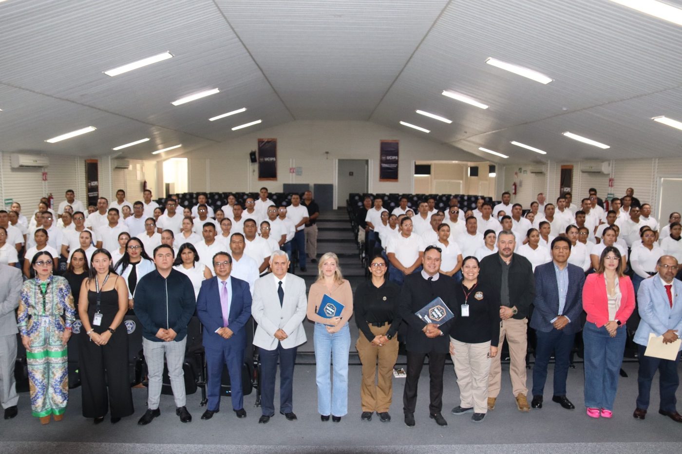 Foto de familia con los cadetes y el claustro de la UCIPS tras la ponencia de Thaís Armengol